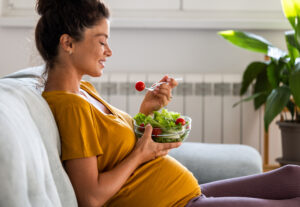 Suplementy w ciąży. O jakie witaminy i minerały powinna wzbogacić dietę przyszła mama?